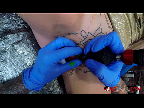 ❤️ Itin tatuiruota karšta Sully Savage gavo tatuiruotę ant savo klitorio ☑ Dulkinimo video prie mūsų lt.sexafinkarasskaz.ru ﹏